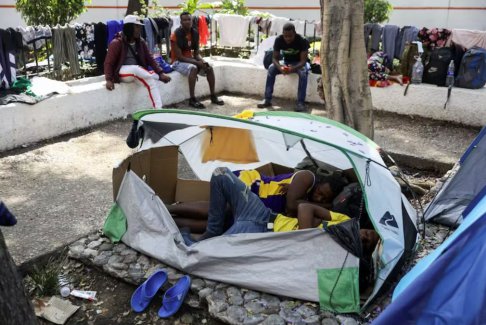 在墨西哥寻求庇护的海地难民无法获得基本资源