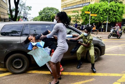乌干达警方在抗议期间逮捕了11名女议员