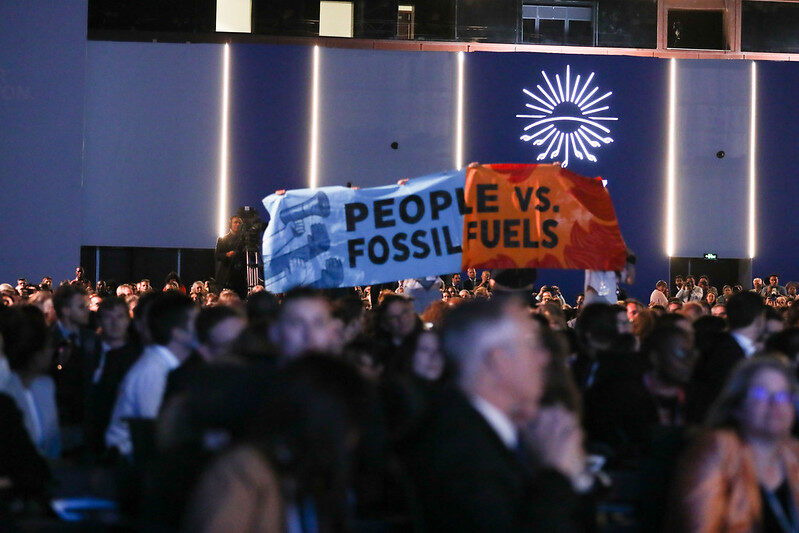 拜登演讲期间在Cop27全体会议上的抗议活动。（照片：联合国气候变化）