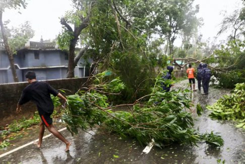 飓风摩卡袭击孟加拉国 天然气供应关闭大面积停电