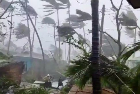 援助团体寻求缅甸军政府的批准以进入遭受飓风袭击