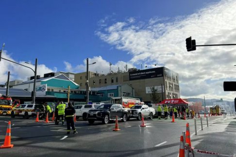 新西兰警方开始在旅馆火灾后转移尸体