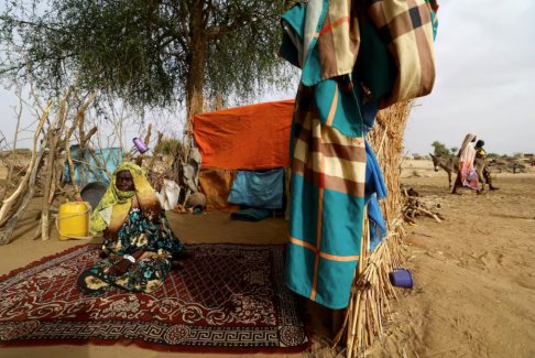 随着粮食援助需求的增长 苏丹首都发生激烈战斗