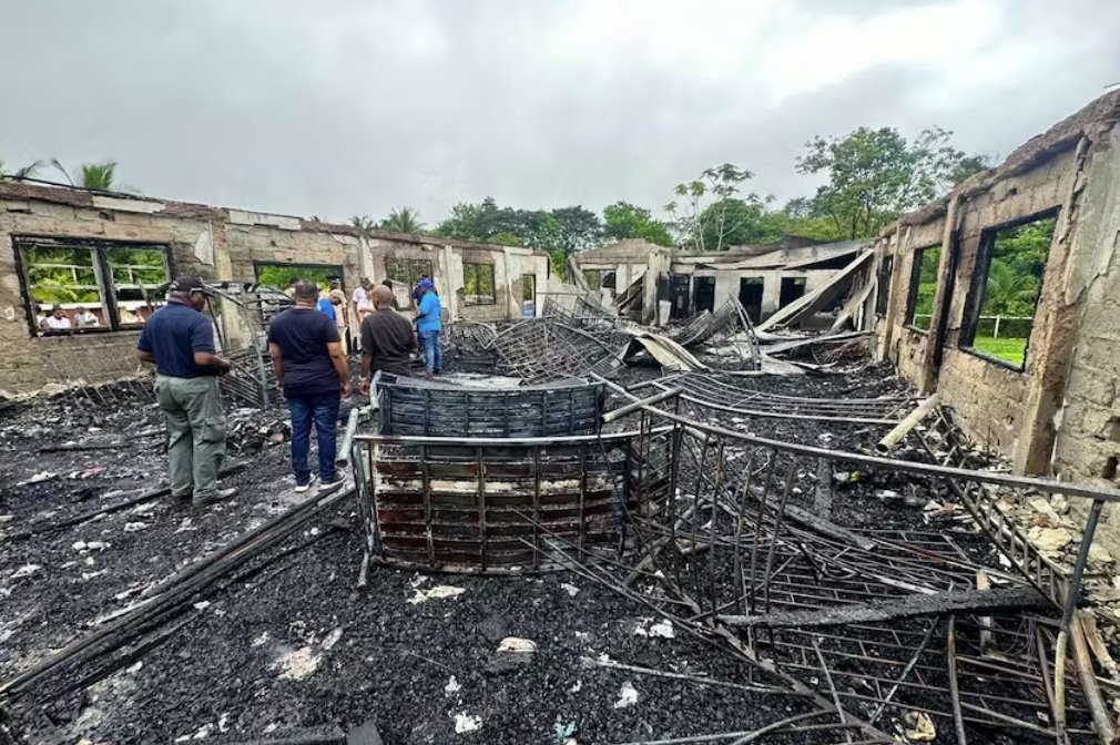 圭亚那一名学生手机被老师没收 纵火烧了宿舍导致19人死亡