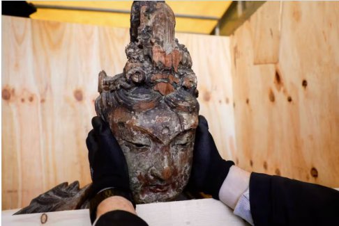罕见的中国木雕佛像在巴黎邦瀚斯拍卖