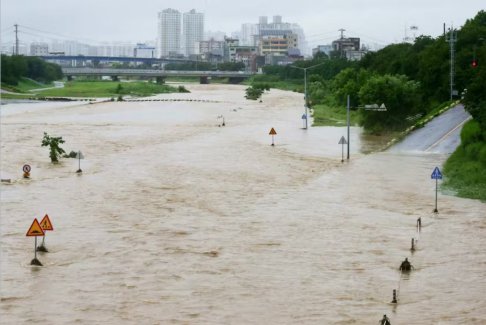 韩国遭遇山体滑坡 洪水数百人疏散