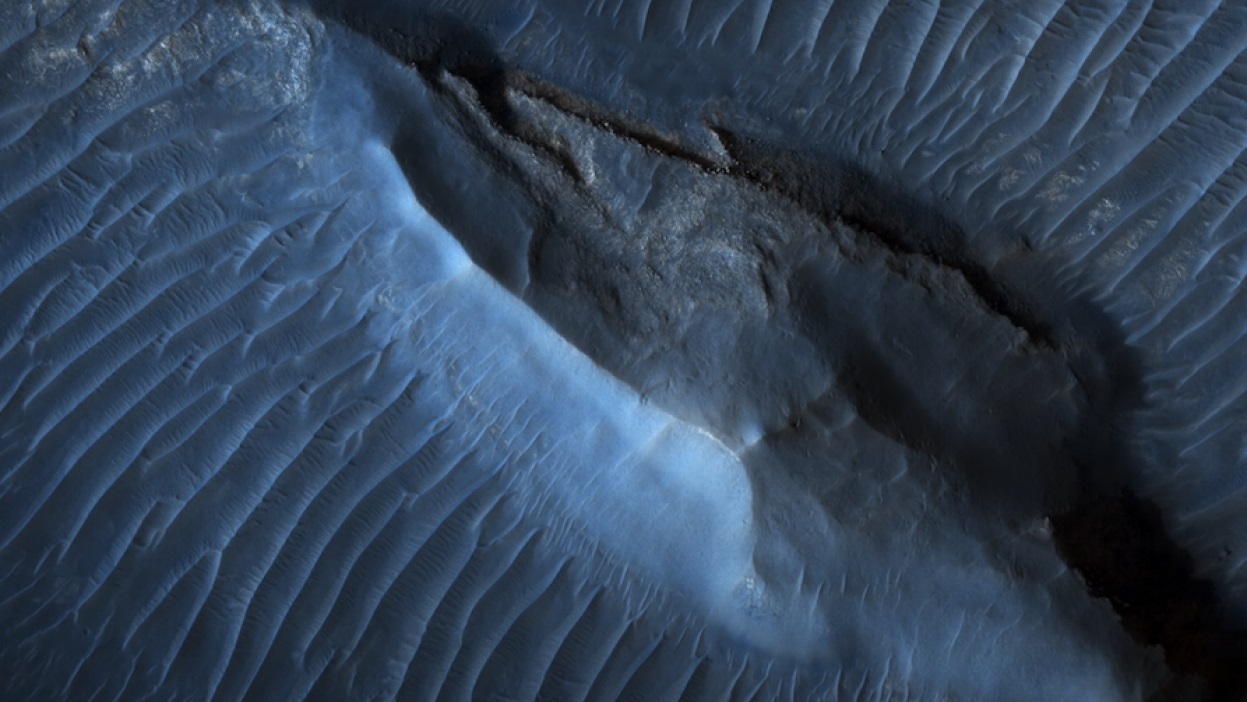 火星陨石坑的景色，图片来源：NASA / 加州理工学院喷气推进实验室 / 亚利桑那州