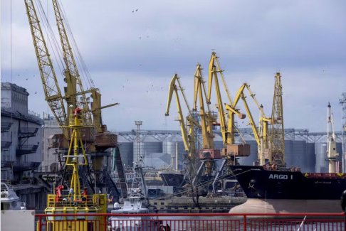 集装箱船离开俄罗斯封锁的乌克兰敖德萨港口
