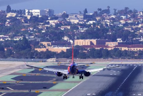 美国联邦航空局在千钧一发事件后召开跑道安全会议