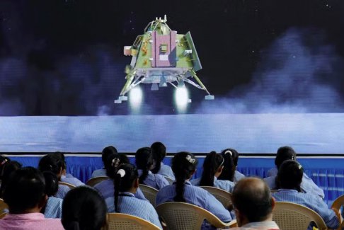 月球车离开印度月船三号航天器探索月球表面