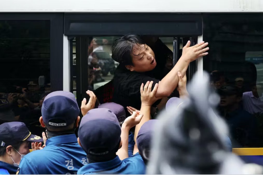 韩国警方逮捕16名试图进入日本大使馆的福岛抗议者