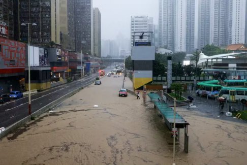 香港因暴雨警告学校停课