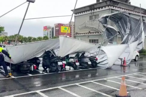 台风海葵袭击台湾后数千人断电