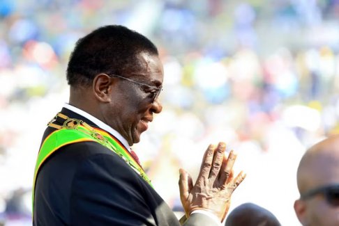 津巴布韦总统姆南加古瓦在有争议的民意调查后宣誓
