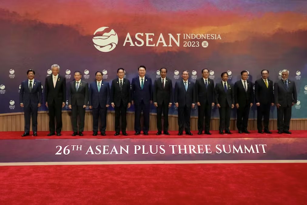 世界领导人在东盟主导的峰会上讨论贸易和安全