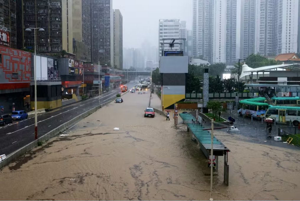 香港因暴雨警告学校停课