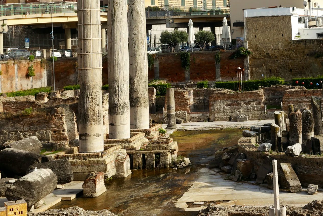 意大利波佐利的塞拉皮斯神庙的景色被称为 “Macellum”，这是一个古罗马市场的遗迹，被认为是监测缓痛的 “温度计”。