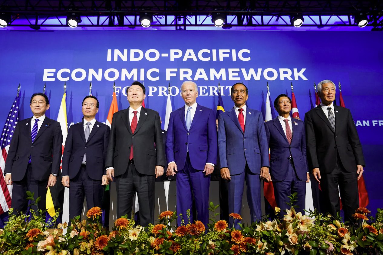 美国总统乔·拜登、韩国总统尹锡烈、日本首相岸田文雄、印度尼西亚总统佐科·维多多、新加坡总理李显龙、越南总统武文上和菲律宾总统奉邦·马科斯合影-2023年11月16日在美国加利福尼亚州旧金山举行的亚太经济合作组织(APEC)峰会上的太平洋经济框架活动。