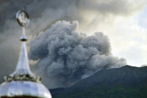 印度尼西亚火山喷发11名登山者遇难搜寻工作暂停