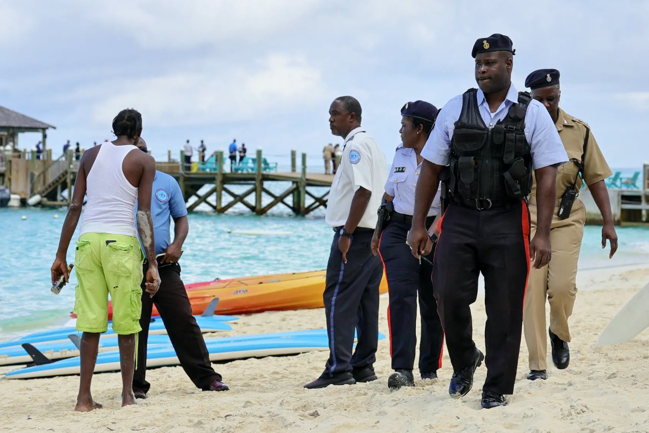2023年12月4日，巴哈马拿骚SandalsRoyalBahamian度假村发生鲨鱼袭击一名游客致死事件后。