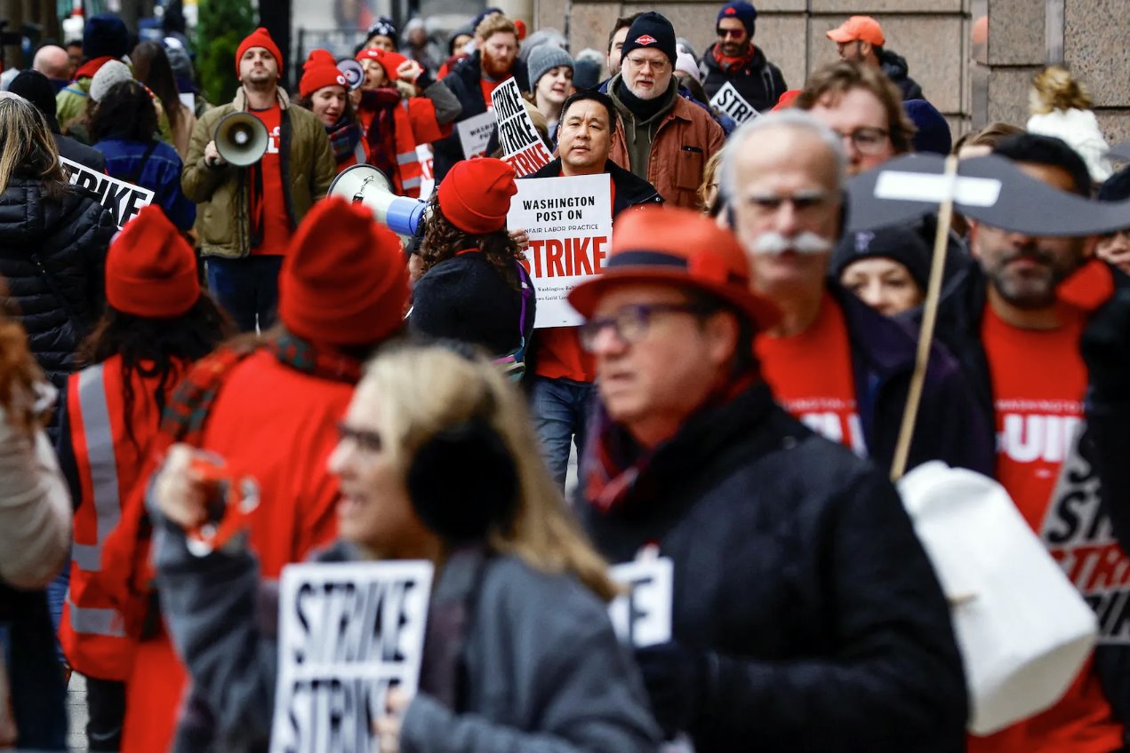 2023年12月7日，美国华盛顿《华盛顿邮报》大楼外，在漫长的合同谈判中，《华盛顿邮报》的工作人员在24小时罢工开始时走在纠察线上。