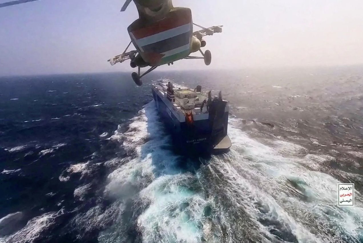 2023年11月20日发布的这张照片中，胡塞军用直升机飞越红海的银河领袖号货船。