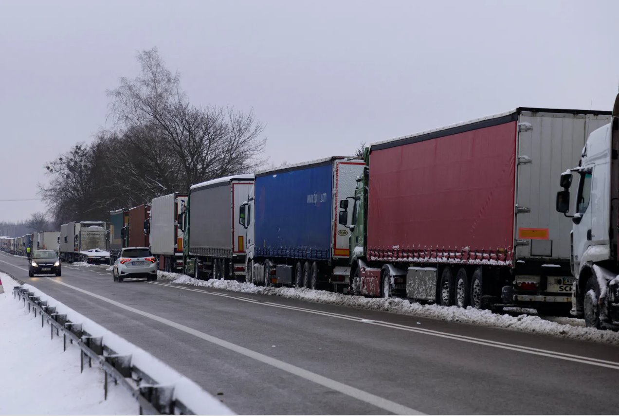2023年12月4日，波兰奥科皮，卡车在多罗胡斯克-雅戈津过境点排起长队，准备穿越波兰-乌克兰边境。