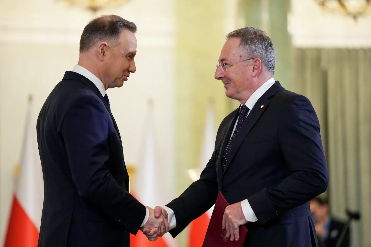 波兰总统安杰伊·杜达和新任波兰文化部长巴尔特洛米耶·显克维奇出席2023年12月13日在波兰华沙总统府举行的内阁宣誓就职仪式。