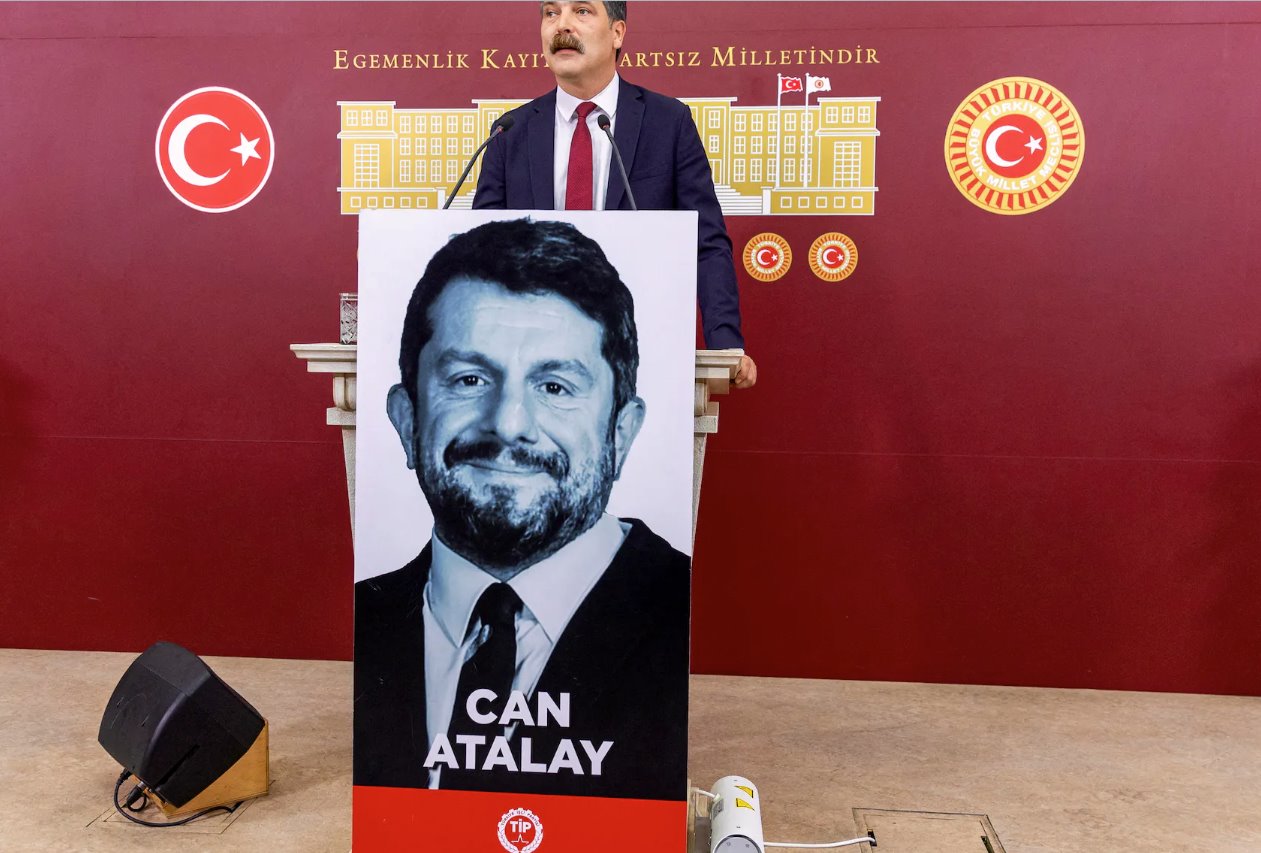 2023年6月2日，土耳其安卡拉，土耳其工人党(TIP)领导人埃尔坎·巴斯(ErkanBas)在被监禁的土耳其工人党议员CanAtalay的肖像旁发表讲话。