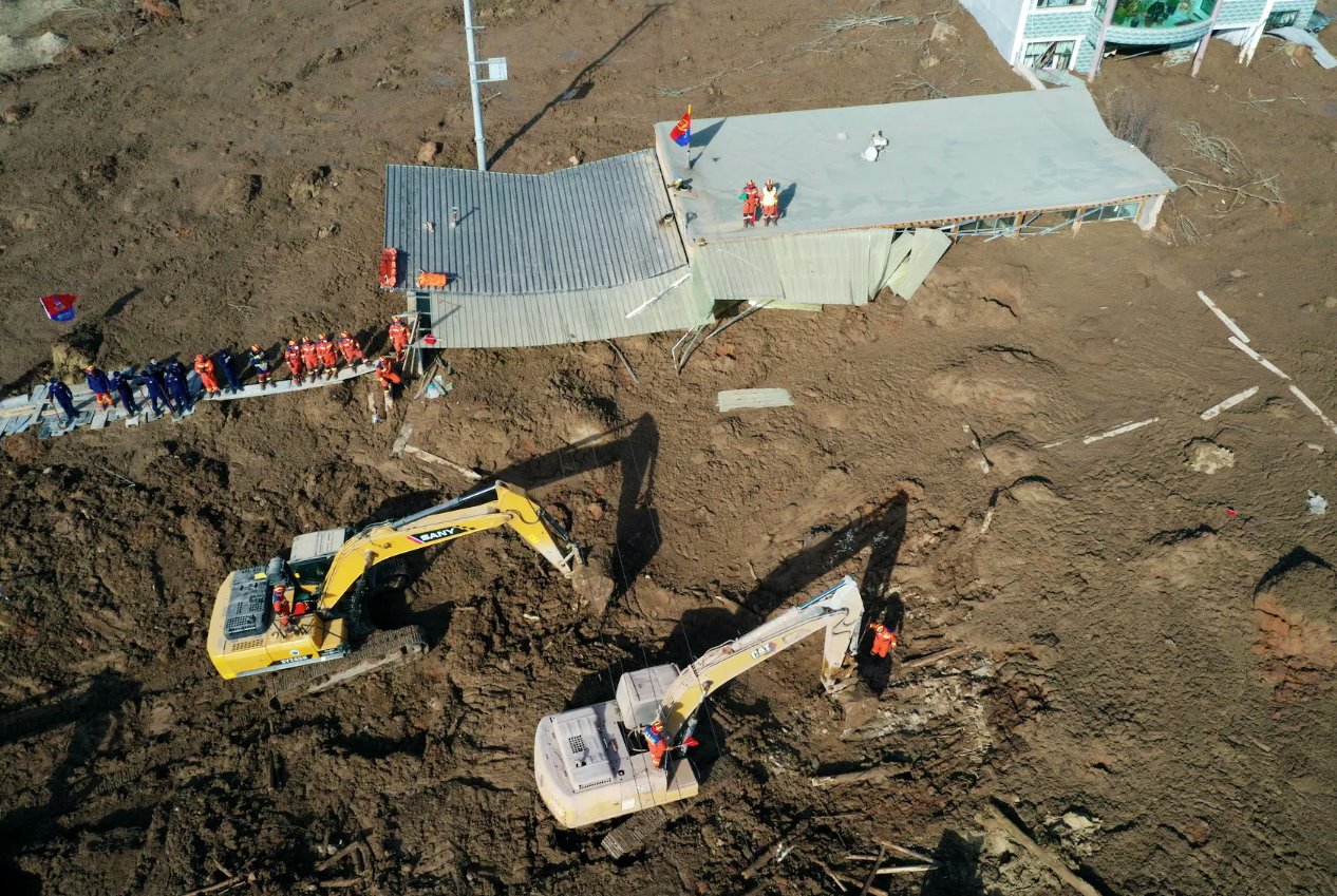 2023年12月19日，甘肃积石山县地震引发中国青海省金田村泥石流，救援行动中建筑物被淤泥覆盖。