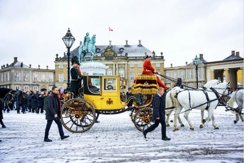 丹麦女王最后一次以君主身份乘坐金色马车穿过哥本哈根街道