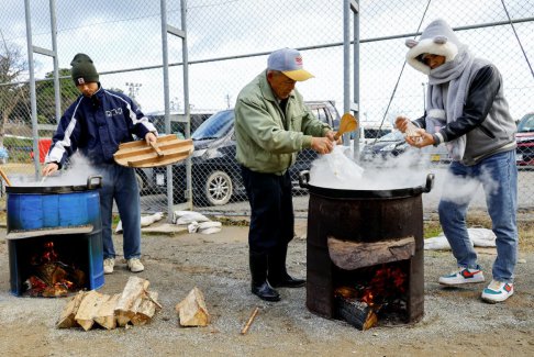 土耳其志愿者为日本地震灾民提供食物