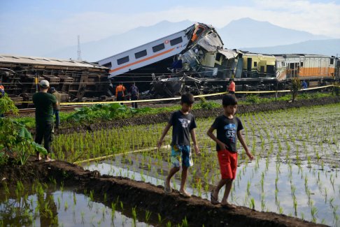 印度尼西亚通勤列车相撞事故造成3人死亡28人受伤