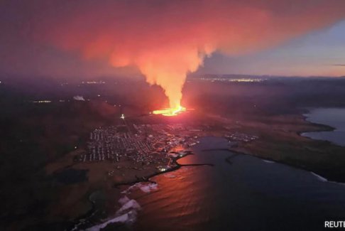 冰岛火山熔岩流入村庄吞没3栋房屋