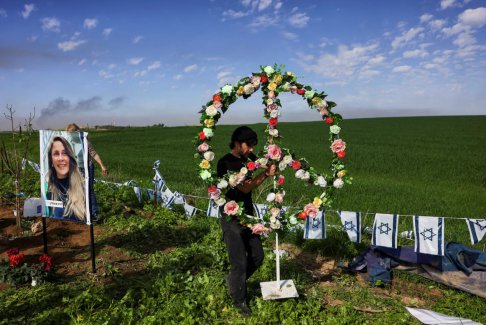 以色列战争死者家属在纪念碑上植树纪念