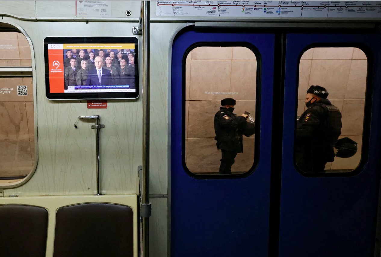 2022年12月31日，俄罗斯莫斯科的地铁列车上，屏幕上正在播放俄罗斯总统弗拉基米尔·普京向全国发表的年度新年致辞。