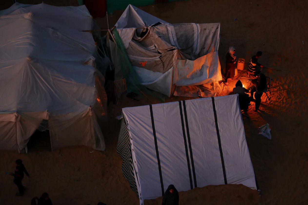 2023年12月31日，在加沙地带南部拉法，以色列和巴勒斯坦伊斯兰组织哈马斯之间持续不断的冲突中，因以色列袭击而逃离家园的流离失所的巴勒斯坦人在帐篷营地避难。