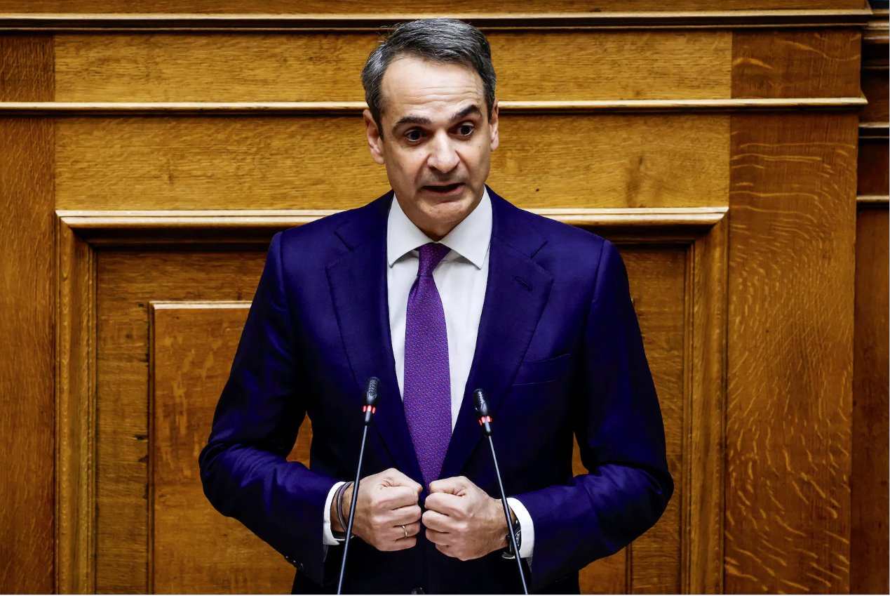 希腊总理基里亚科斯·米佐塔基斯于2023年12月17日在希腊雅典的希腊议会在议会对2024年预算进行投票之前向立法者发表讲话。