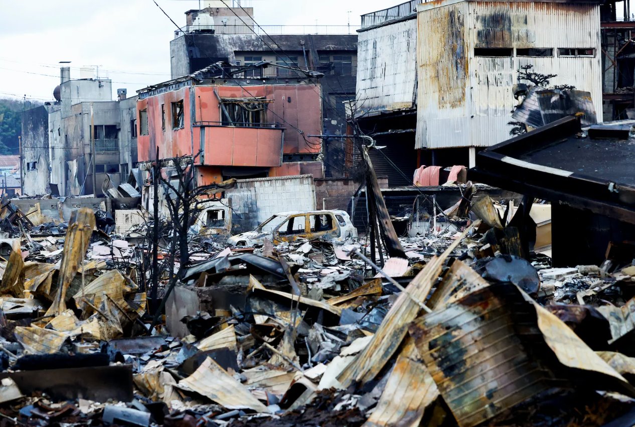 2024年1月4日，日本轮岛，因地震引发的火灾，朝市通街道上堆积着残骸。