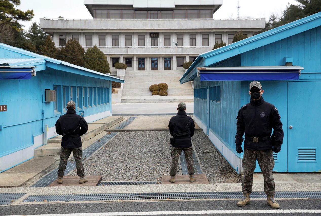 韩国士兵在韩国坡州板门店边境村庄非军事区(DMZ)联合安全区(JSA)的媒体参观期间站岗。