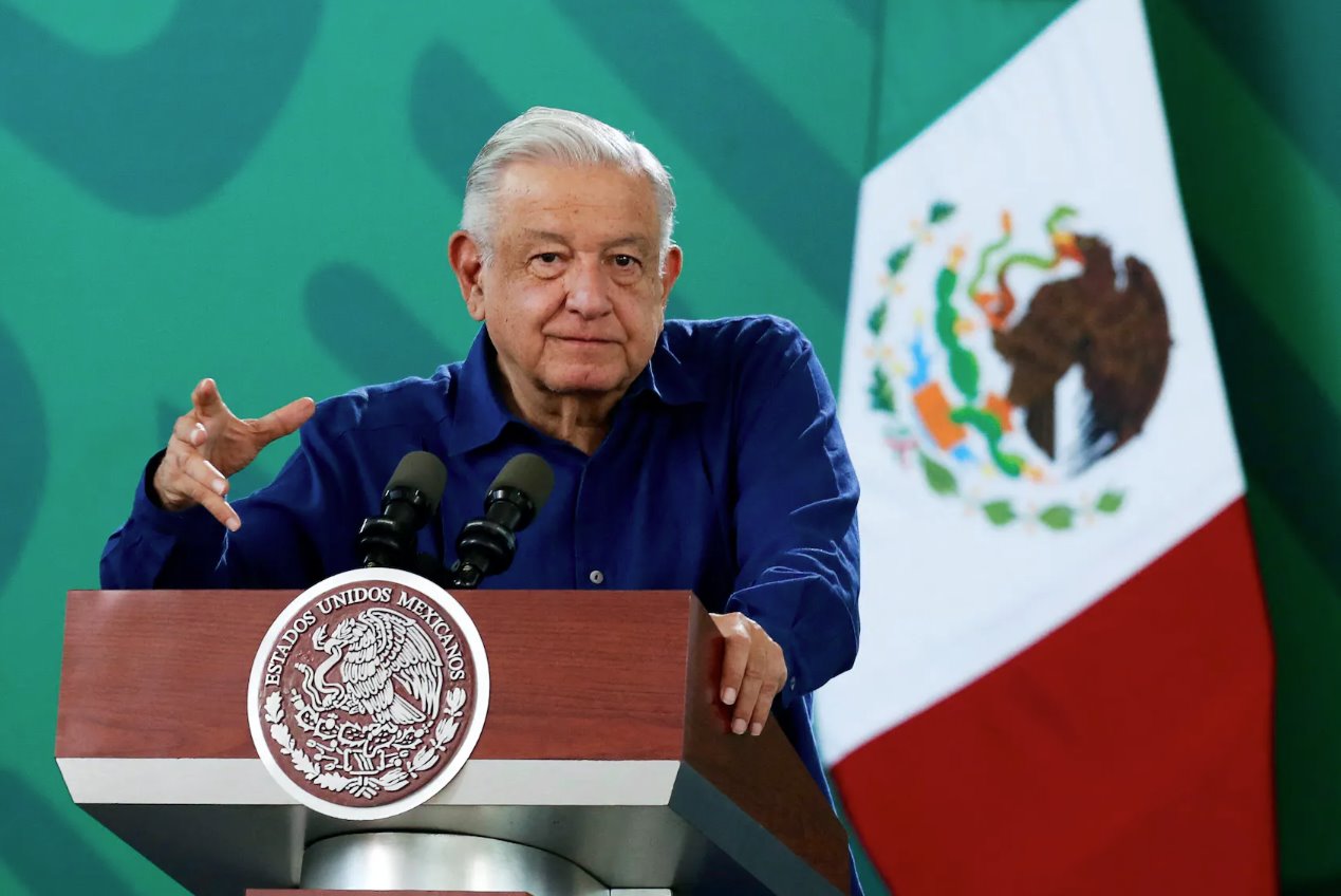 墨西哥总统安德烈斯·曼努埃尔·洛佩斯·奥夫拉多尔于2023年12月20日在墨西哥阿卡普尔科举行的每日新闻发布会上发表讲话。
