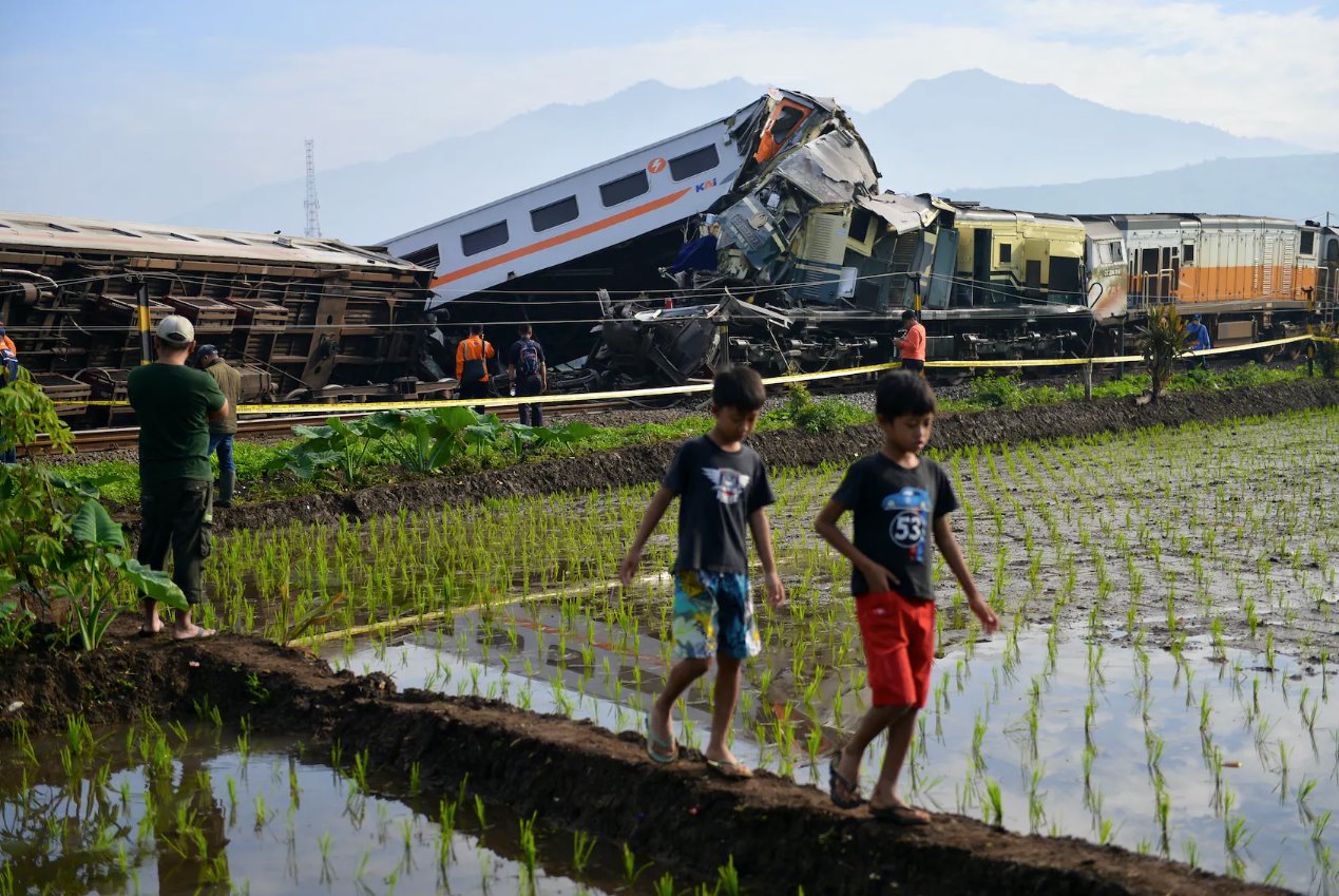 2024年1月5日，在印度尼西亚西爪哇省万隆市Cicalengka，人们站在当地万隆Raya列车与Turangga列车相撞的现场（这张由AntaraFoto拍摄的照片）。