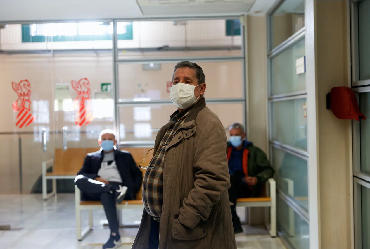 2024年1月5日，西班牙巴伦西亚，由于患有呼吸道疾病的患者人数众多，该省卫生当局强制在卫生中心戴口罩。