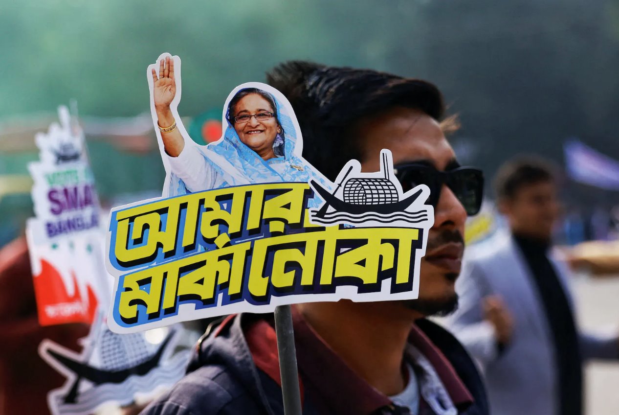 2024年1月4日孟加拉国达卡大选前，达卡大学的一名学生举着总理谢赫·哈西娜的标语牌，庆祝孟加拉国查特拉联盟（孟加拉国人民联盟的学生组织）成立日。