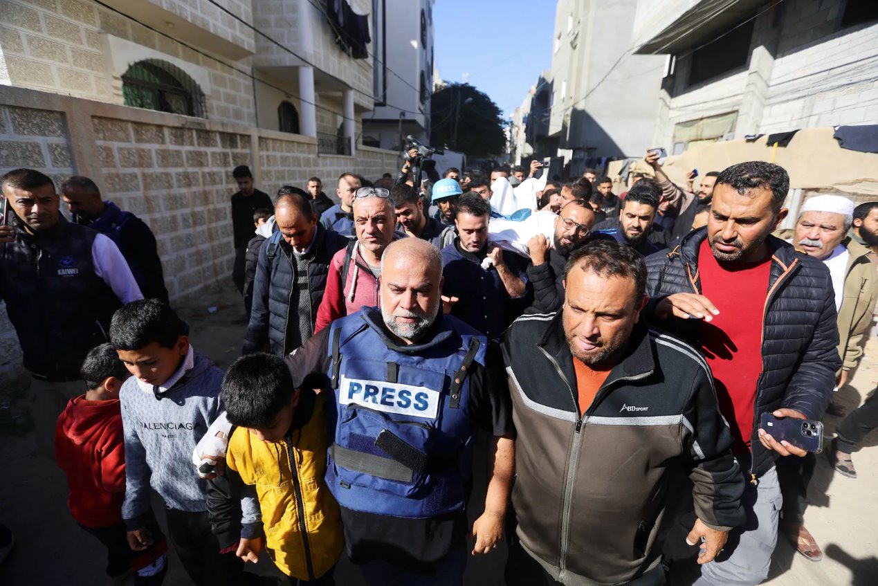 2024年1月7日，在加沙地带南部的拉法，哈姆扎在以色列的一次袭击中丧生，半岛电视台记者瓦尔·达杜赫(WaelAl-Dahdouh)出席了他的儿子、巴勒斯坦记者哈姆扎·达杜赫(HamzaAl-Dahdouh)的葬礼。
