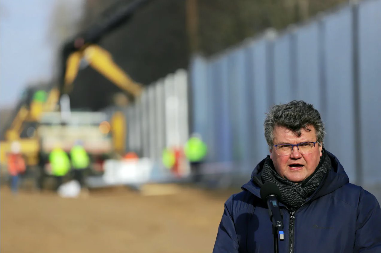2022年2月16日，波兰内政部副部长马切伊·瓦西克(MaciejWasik)在波兰库兹尼察附近的托尔切波兰和白俄罗斯边境屏障施工现场向媒体发表讲话。