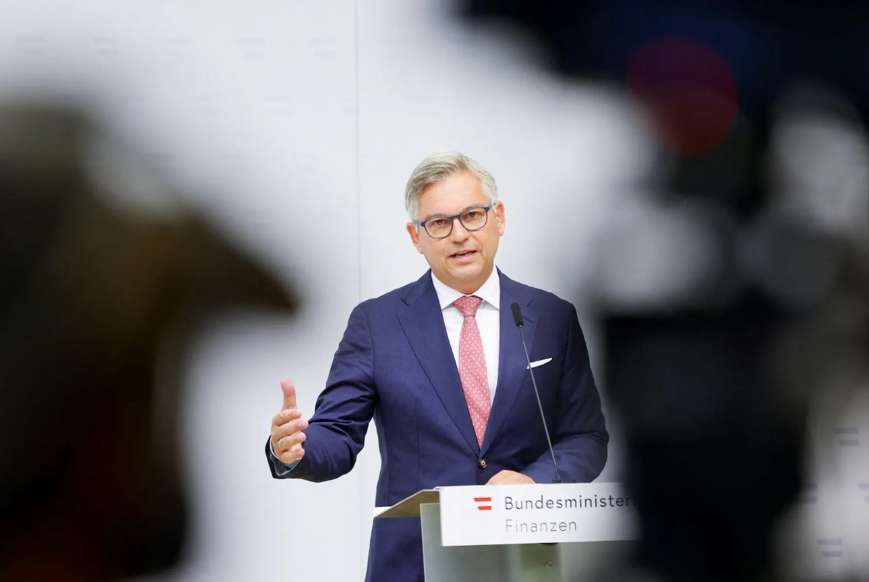 奥地利财政部长马格努斯·布伦纳出席2023年8月8日在奥地利维也纳举行的新闻发布会。