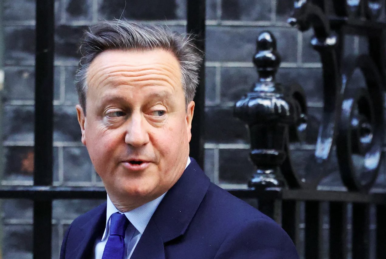 2024年1月9日，英国外交大臣戴维·卡梅伦在英国伦敦唐宁街10号举行内阁会议后离开。
