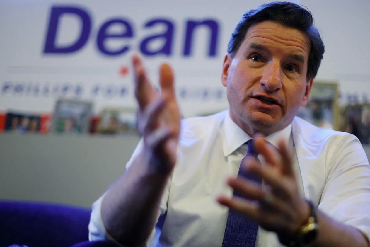 2024年1月8日,民主党总统候选人美国众议员迪恩·菲利普斯(明尼苏达州民主党人)在其位于美国新罕布什尔州曼彻斯特的竞选办公室接受路透社采访时回答问题。