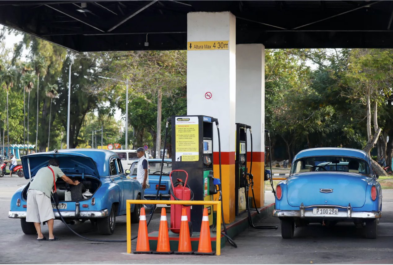 2024年1月9日，古巴哈瓦那，一名男子在加油站给油桶加油，政府宣布自2月1日起将94辛烷汽油零售价从每升30比索提高至156比索。